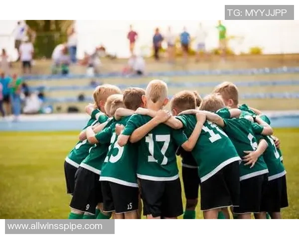 足球新手必看：轻松掌握团队配合技巧与实战策略指南